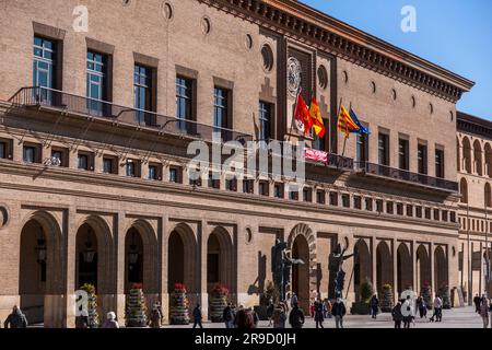 Zaragoza, Spanien - 14. FEBRUAR 2022: Das Rathaus von Zaragoza ist Sitz des stadtrats. Das Hotel befindet sich auf der Plaza of Our Lady of the Pillar und ist in der Mitte erbaut Stockfoto