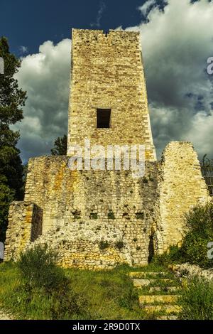 Die Ruinen der Burg Cantelmo, umgeben von einem Pinienwald an den Hängen von Monte Morrone, überblicken das historische Zentrum von Popoli. Abruzzen Stockfoto