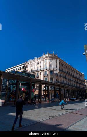 Saragossa, Spanien - 14. Februar 2022: Allgemeine Architektur und Blick auf die Straße in Saragossa, der Hauptstadt der Region Aragon in Spanien. Stockfoto