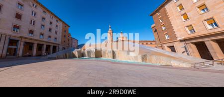 La Fuente del Hispanidad, der spanische Brunnen an der Plaza del Pilar und die Kirche San Juan de los Panetes in Saragoza, Spanien. Stockfoto