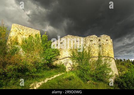 Die Ruinen der Burg Cantelmo, umgeben von einem Pinienwald an den Hängen von Monte Morrone, überblicken das historische Zentrum von Popoli. Abruzzen Stockfoto