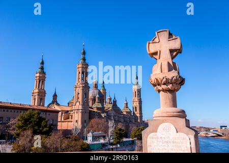 Saragossa, Spanien - 14. Februar 2022: Kreuzung zum Gedenken an Basilio Boggiero über die Puente de Piedra auf dem Ebro in Saragossa. Stockfoto