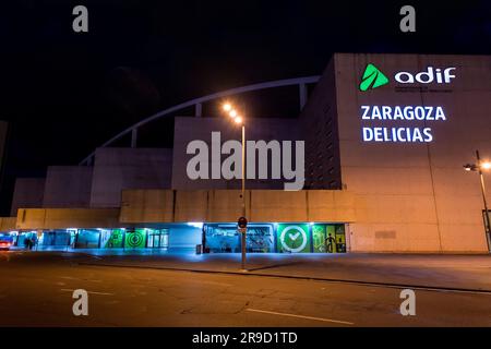 Zaragoza, Spanien - 14. FEBRUAR 2022: Außenansicht des Bahnhofs Delicias, dem wichtigsten öffentlichen Verkehrsknotenpunkt der Stadt Saragoza, Aragon, Spanien. Stockfoto