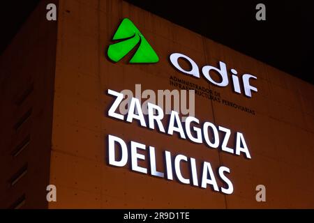 Zaragoza, Spanien - 14. FEBRUAR 2022: Außenansicht des Bahnhofs Delicias, dem wichtigsten öffentlichen Verkehrsknotenpunkt der Stadt Saragoza, Aragon, Spanien. Stockfoto