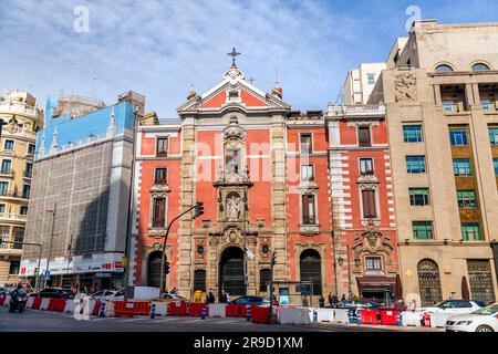 Madrid, Spanien - 17. FEBRUAR 2022: Fassade der Kirche San Jose auf der Alcala-Straße in Madrid, Spanien. Stockfoto