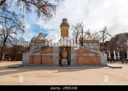 Madrid, Spanien - 16. FEBRUAR 2022: Monumentaler Brunnen mit Steinskulpturen im Retiro Park, einem großen städtischen Park in Madrid, Spanien. Stockfoto