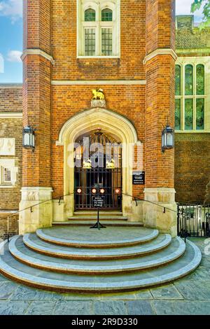 LONDON ENGLAND EIN AUFWÄNDIGER EINGANG ZUR MITTLEREN TEMPELHALLE MIT GOLDENEM LAMM GOTTES UND FLAGGE MIT ST. GEORGES KREUZ Stockfoto