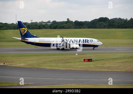 Ryanair Boeing 737-8AS startbereit am Flughafen Birmingham, Großbritannien (Ei-DYE) Stockfoto