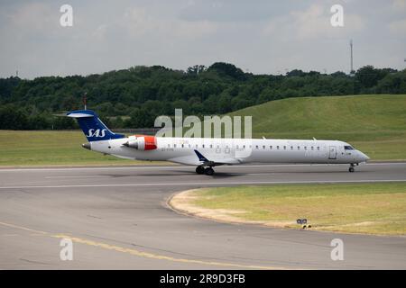 SAS Bombardier CRJ-900 startbereit am Flughafen Birmingham, Großbritannien (Ei-FPR) Stockfoto