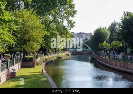 Eskisehir, Türkei- 06-23-2023: Personen, die eine Stadtbesichtigung mit der Gondel auf dem Fluss Porsuk machen. Stockfoto