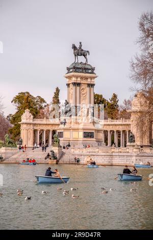 Madrid, Spanien - 16. FEBRUAR 2022: Das Denkmal für Alfonso XII befindet sich im Buen Retiro Park, Madrid, Spanien. Das Denkmal befindet sich am östlichen Rand von Stockfoto