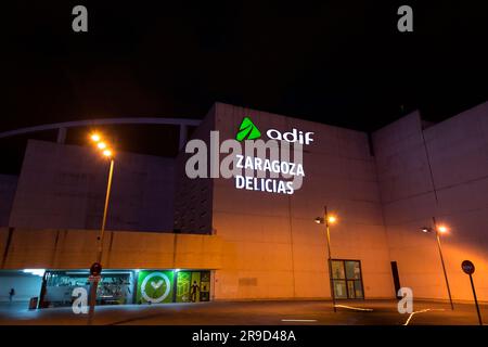 Zaragoza, Spanien - 14. FEBRUAR 2022: Außenansicht des Bahnhofs Delicias, dem wichtigsten öffentlichen Verkehrsknotenpunkt der Stadt Saragoza, Aragon, Spanien. Stockfoto