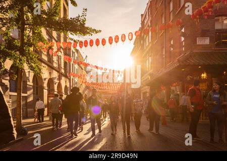 China Town in London am späten Nachmittag mit Menschenmassen Stockfoto