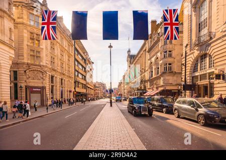 Piccadilly Circus Regent Street am Nachmittag bei gutem Wetter Stockfoto