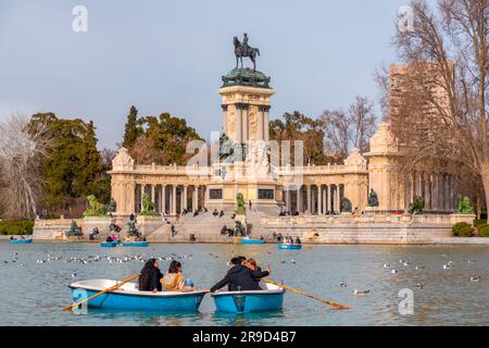 Madrid, Spanien - 16. FEBRUAR 2022: Ruderboote auf dem Teich im Buen Retiro Park in Madrid, Spanien. Stockfoto