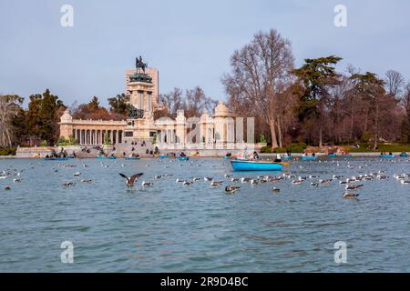 Madrid, Spanien - 16. FEBRUAR 2022: Ruderboote auf dem Teich im Buen Retiro Park in Madrid, Spanien. Stockfoto