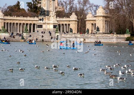 Madrid, Spanien - 16. FEBRUAR 2022: Ruderboote auf dem Teich im Buen Retiro Park in Madrid, Spanien. Stockfoto