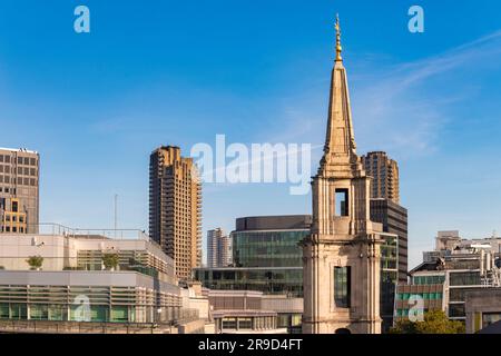Blick auf die Skyline von London mit brutaler Architektur im Barbican Center Stockfoto