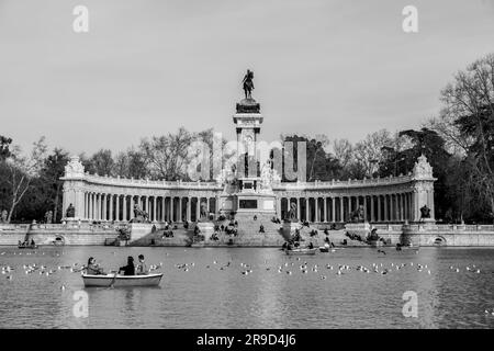 Madrid, Spanien - 16. FEBRUAR 2022: Ruderboote auf dem Teich im Buen Retiro Park in Madrid, Spanien. Stockfoto