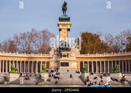 Madrid, Spanien - 16. FEBRUAR 2022: Ruderboote auf dem Teich im Buen Retiro Park in Madrid, Spanien. Stockfoto