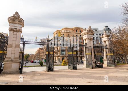 Madrid, Spanien - 16. FEBRUAR 2022: Puerta de Espana Tor zum Buen Retiro Park, einem großen städtischen Park in Madrid, Spanien. Stockfoto