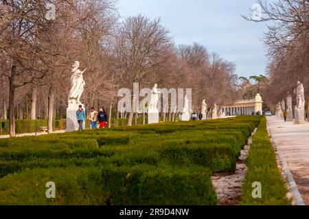 Madrid, Spanien - 16. FEBRUAR 2022: Naturszene und Landschaft im Retiro Park, einem großen städtischen Park in Madrid, Spanien. Stockfoto