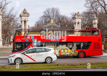 Madrid, Spanien - 16. FEBRUAR 2022: Madrid City Tour Bus in den Straßen von Madrid, der Besucher zu den wichtigsten Sehenswürdigkeiten der Stadt bringt. Stockfoto