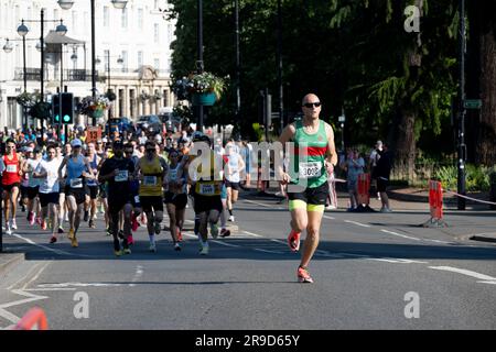 Läufer zu Beginn des Leamington Spa Halbmarathons 2023. Stockfoto