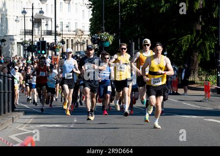 Läufer zu Beginn des Leamington Spa Halbmarathons 2023. Stockfoto