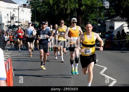 Läufer zu Beginn des Leamington Spa Halbmarathons 2023. Stockfoto