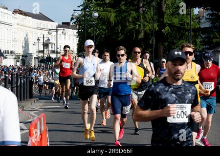 Läufer zu Beginn des Leamington Spa Halbmarathons 2023. Stockfoto