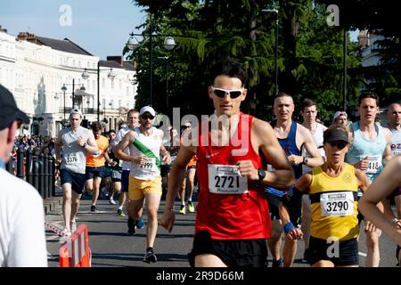 Läufer zu Beginn des Leamington Spa Halbmarathons 2023. Stockfoto