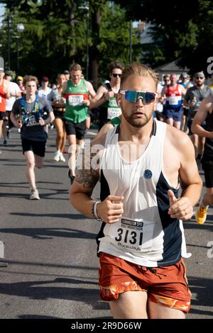 Läufer zu Beginn des Leamington Spa Halbmarathons 2023. Stockfoto