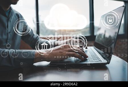 Virtueller Bildschirm mit Cloud-Computing-Diagramm, das von einem Mann angezeigt wird Stockfoto