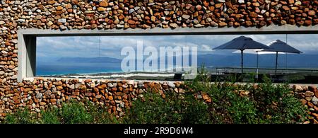 Blick auf die Küste von Forest Lodge, Grootbos privates Naturschutzgebiet, Gansbaai, Westkap, Südafrika Stockfoto