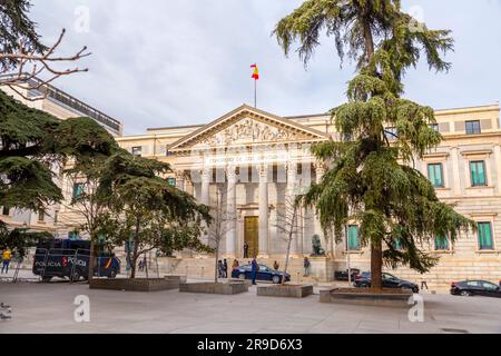 Madrid, Spanien - 16. FEBRUAR 2022: Palacio de las Cortes ist ein Gebäude in Madrid, wo der spanische Abgeordnetenkongress zusammentrifft. Erbaut von Narciso Pascual Col Stockfoto