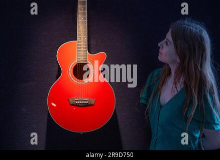 Bonhams, Knightsbridge, London, Großbritannien. 26. Juni 2023. Gründungsmitglied von Fleetwood Mac, Peter Green (1946-2020), sammelte eine große Auswahl an mehr als 150 Gitarren sowie anderer Ausrüstung. Diese beeindruckende Sammlung von Einzelartikeln wird erstmals von seinem Anwesen angeboten, das Angebot endet am 28. Juni. Zu den Höhepunkten zählen: Eine halbakustische Washburn EA10/R-Gitarre, 2015, geschätzt 300 bis 400 £. Kredit: Malcolm Park/Alamy Live News Stockfoto