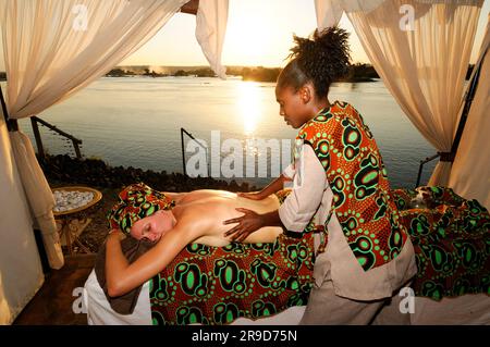 Royal Spa Massagebehandlung im Zambesi River, Royal Livingstone Hotel, Livingstone, Südprovinz, Sambia Stockfoto