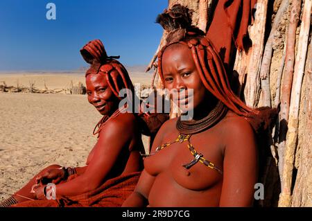 Himba-Frauen, Himba-Dorf bei Purros, Kaokoland, Kunene-Region, Namibia Stockfoto