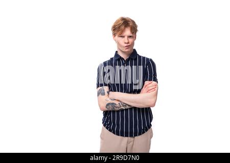 Kluger, gutaussehender junger blonder Mann in einem Tanktop auf weißem Hintergrund Stockfoto