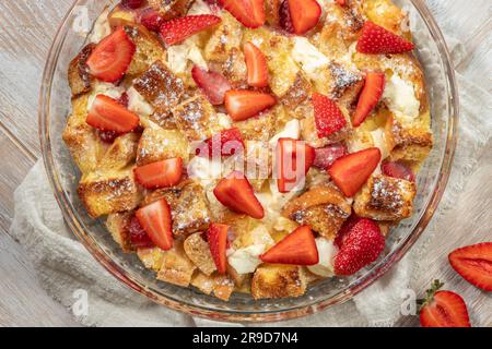 Erdbeerkäsekuchen French Toast Auflauf mit Ahornsirup. Mit Frischkäse und Erdbeeren Stockfoto