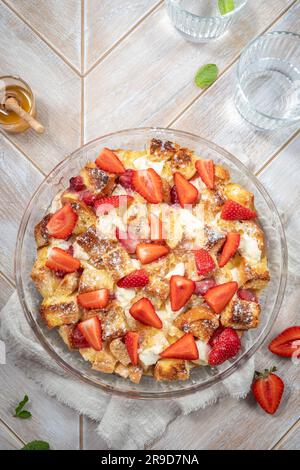 Erdbeerkäsekuchen French Toast Auflauf mit Ahornsirup. Mit Frischkäse und Erdbeeren Stockfoto