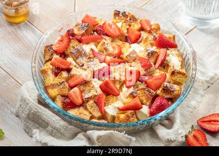 Erdbeerkäsekuchen French Toast Auflauf mit Ahornsirup. Mit Frischkäse und Erdbeeren Stockfoto