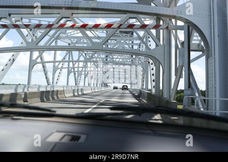 Blick von der Vorderseite des Wohnmobils auf eine Brücke Stockfoto