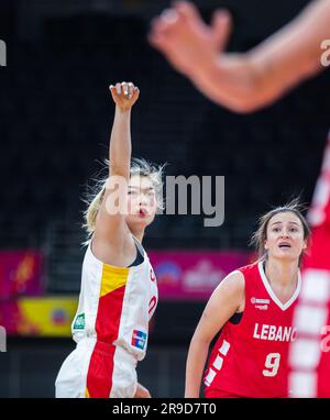 Sydney, Australien. 26. Juni 2023. Chinas Gestik Li Meng, nachdem er während der Gruppe Ein Spiel gegen den Libanon beim FIBA Women's Asia Cup 2023 in Sydney, Australien, am 26. Juni 2023 gedreht hat. Kredit: Hu Jingchen/Xinhua/Alamy Live News Stockfoto