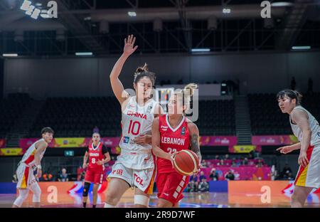 Sydney, Australien. 26. Juni 2023. Chinas Zhang Ru (Front L) kämpft beim FIBA Women's Asia Cup 2023 in Sydney, Australien, am 26. Juni 2023 mit Aida Bakhos aus dem Libanon. Kredit: Hu Jingchen/Xinhua/Alamy Live News Stockfoto