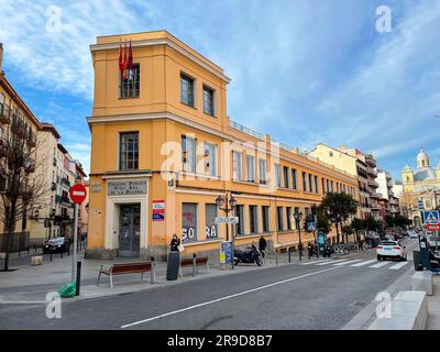 Madrid, Spanien - 16. FEBRUAR 2022: Colegio Publico Nostra Senora de la Paloma auf der Calle de Tabernillas in Madrid, Spanien. Stockfoto