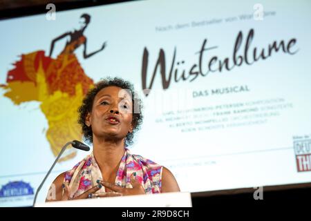 München, Deutschland. 26. Juni 2023. Waris Dirie, Autor des gleichnamigen Buches, spricht auf der Pressekonferenz für das Musical "Wüstenblume" im Deutschen Theater. Kredit: Peter Kneffel/dpa/Alamy Live News Stockfoto