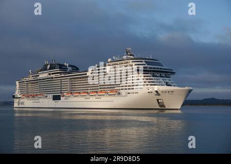 Southampton UK, 24. Juni 2023 - großes Passagierschiff, das den Hafen von Southampton anläuft. MSC Virtuosa Kreuzfahrtschiff auf der Reise Stockfoto