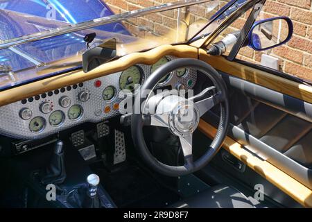 Bursledon England, 15. Juni 2023 - Fahrersitz im klassischen britischen Morgan Sportwagen. Lenkrad und Armaturenbrett eines eleganten Autos Stockfoto